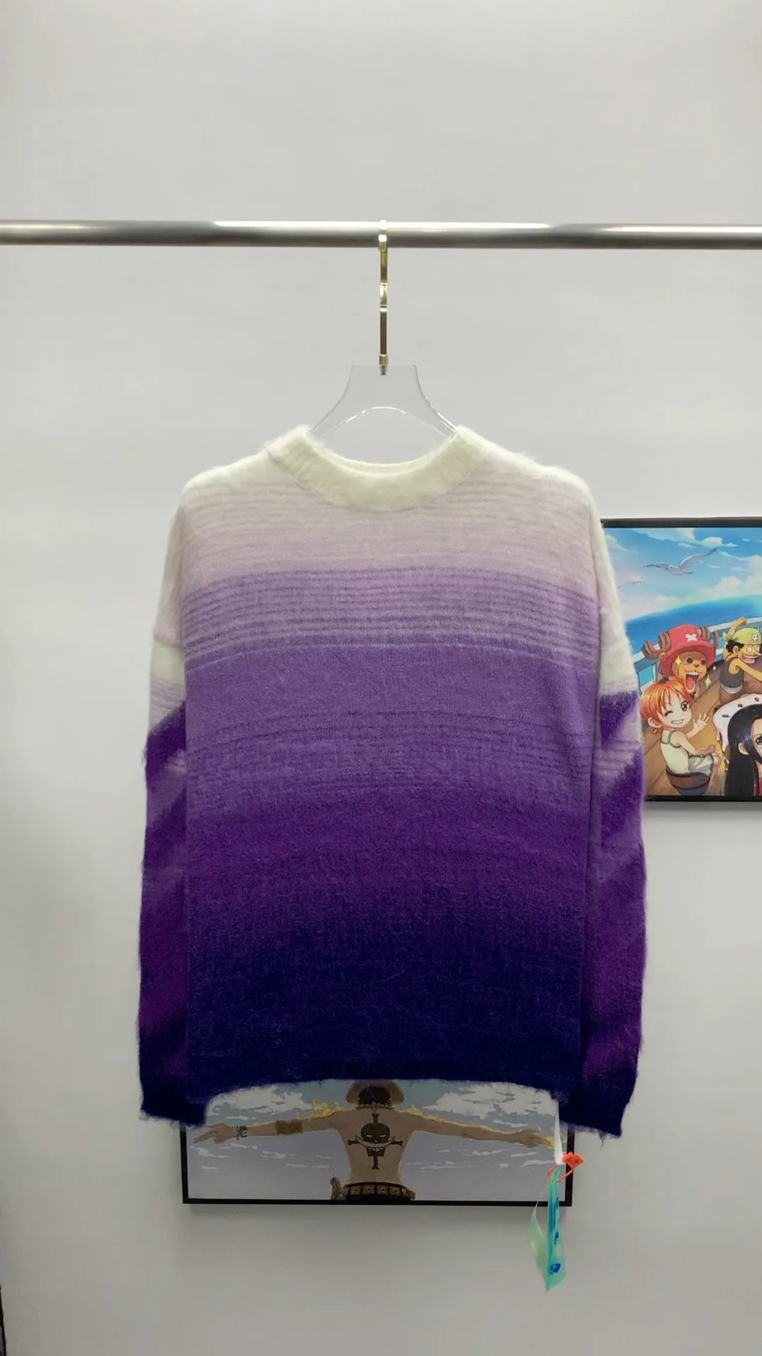 Frontal real shot video——New top tested version OFFWHITE (OW) gradient mohair striped arrow sweater hoodie gradient rendering arrow couple sweater Mohair (English Mohair; Turkish: MUKHYAR) refers to the coat of Angora goats, also known as Angora goat hair. The name comes from Turkish, meaning "the best hair". It has good elasticity, pressure resistance and special luster. It is an excellent raw material for making plush fabrics and one of the most advanced animal textile fiber raw materials in the world market. Mohair has a shape similar to long wool. The fiber surface is smooth, strong luster, high strength, good elasticity, less curl, and easy to wash. Mohair can be used in jacquard blankets, long-haired coats and high-gloss wool fabrics. Mohair sweaters from ow are released every year🛒 The same style and ever-changing colors. There is really no girl who doesn’t love it. It is super suitable for wearing under a down jacket in winter without being bulky! If the lower body is missing, their favorite os version🙋🏻‍♀️ intuitively adds natural softness and fairy beauty effect, which is the best choice! The upper body is lightweight and does not weigh down the body while keeping warm. The sleeves and the gradient arrow parts on the back are repeatedly patterned until the gradient level is satisfied before large-scale products are released. The craftsmanship is extremely demanding. Each sweater is woolen at least ten times to give it a plush, thick feel and good fluffiness! ✅ Fabric composition: 50% mohair 32 spandex 18% wool, three-level anti-pilling Color: black and white gradient Sizes Mohair is lighter and softer, so be careful not to machine wash it, not machine washable! ! emphasize! !  ⚠️Hand wash with warm water and cold water P:440